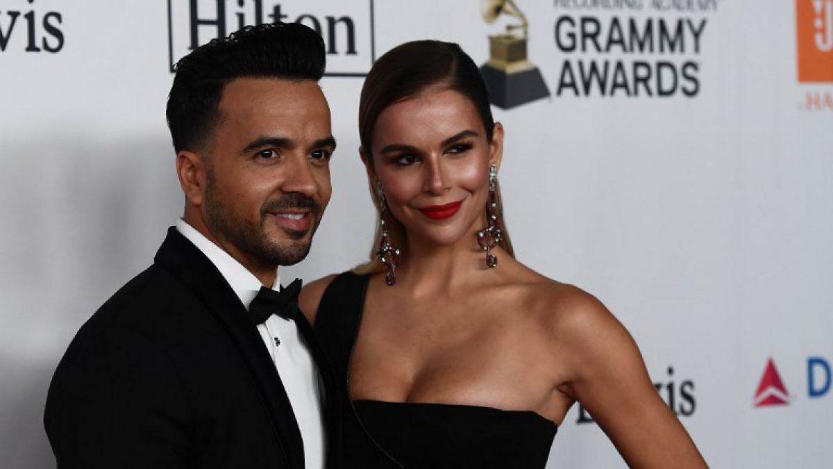 Esposa de Luis Fonsi le da celos al posar en su tanguita más atrevida (FOTO)