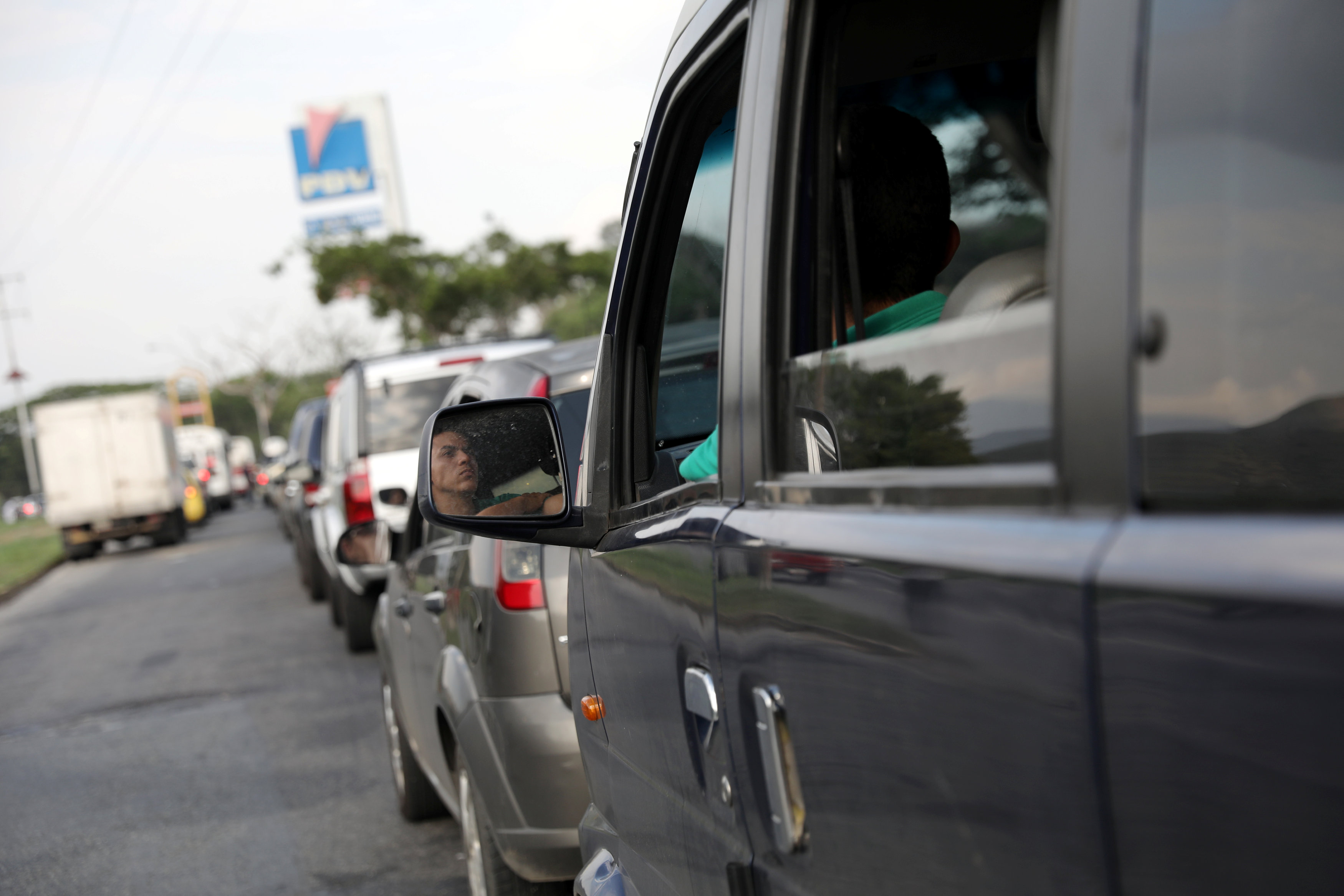 Militares controlan largas colas en las bombas de gasolina venezolanas