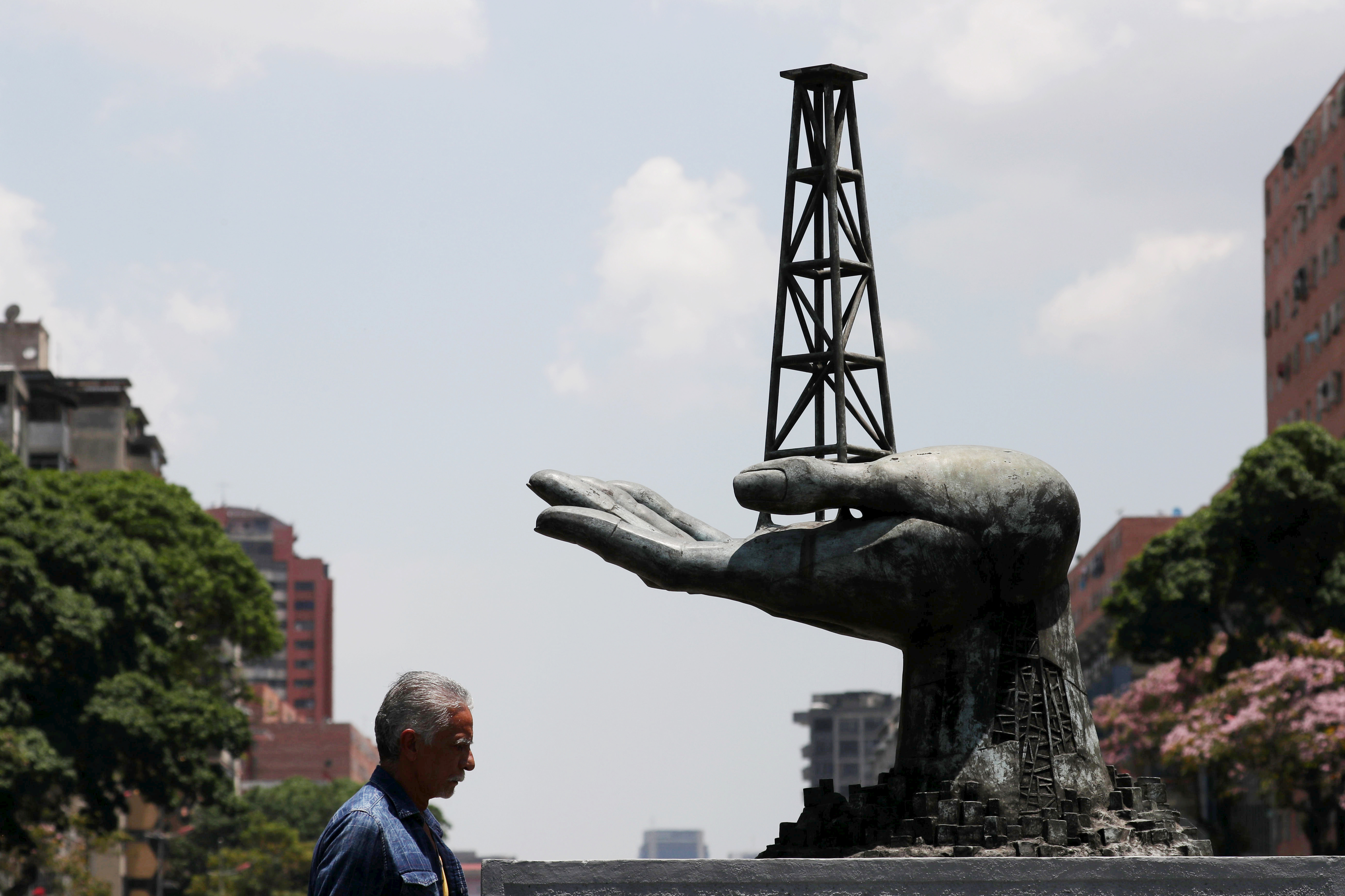 Los trucos de Venezuela para traficar petróleo a Cuba