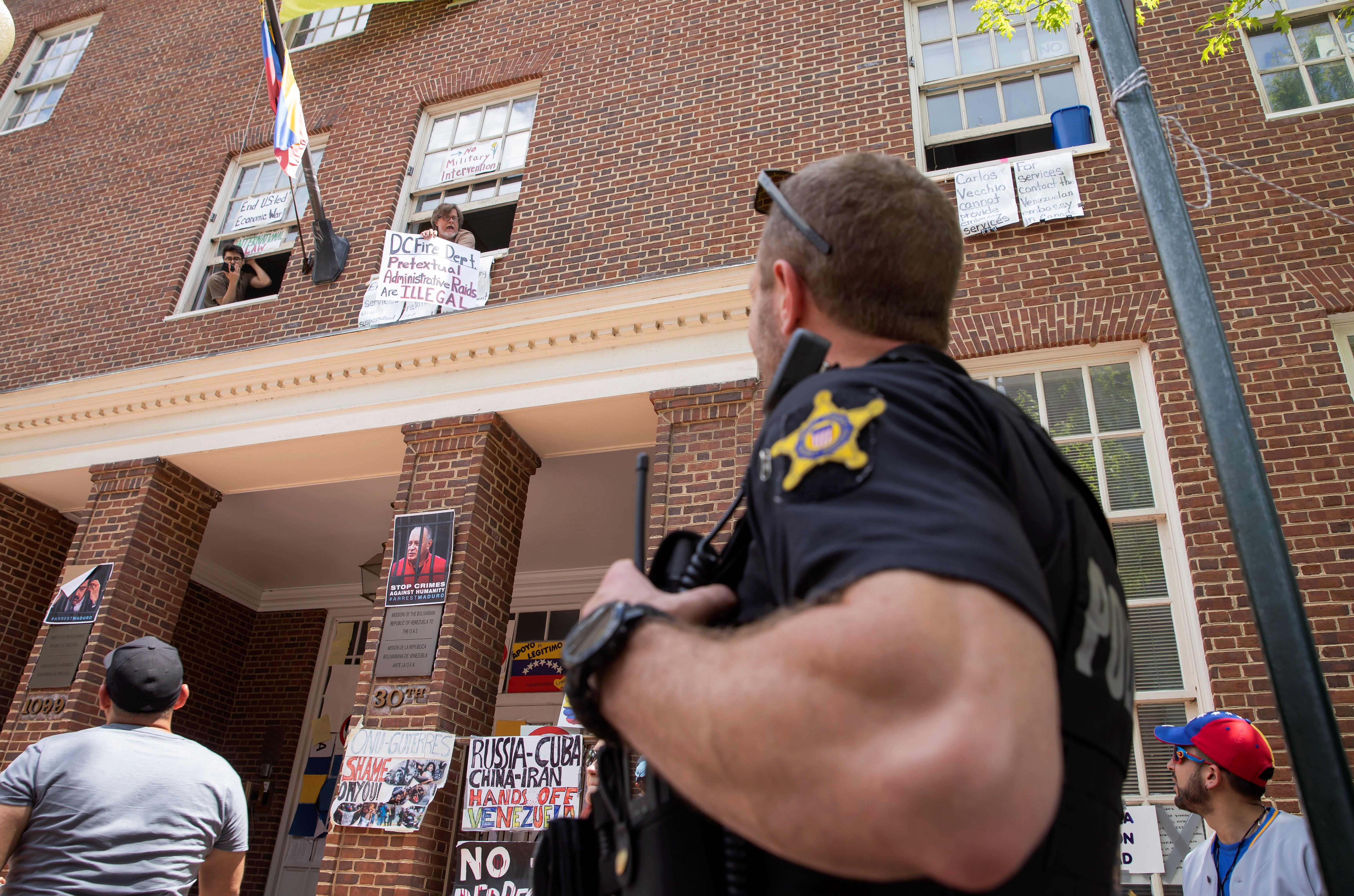 La embajada de Caracas en Washington, en la pugna que divide Venezuela