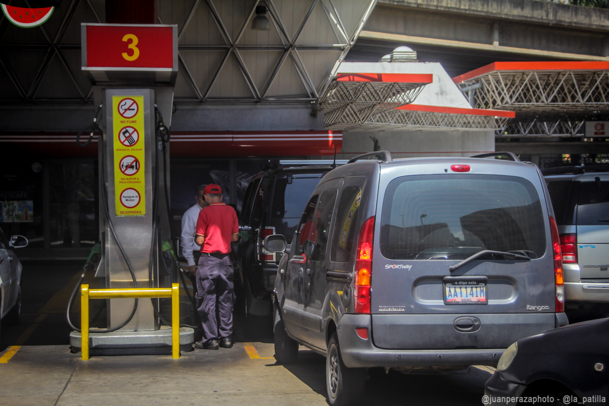 Caracas, La Habana y por qué los venezolanos hacen colas por gasolina