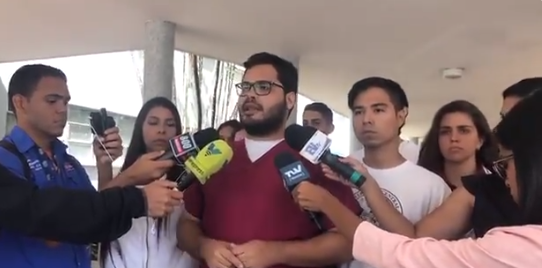 Estudiantes de la UCV aseguran que la ayuda humanitaria no ha llegado al Hospital Universitario (VIDEO) #13May