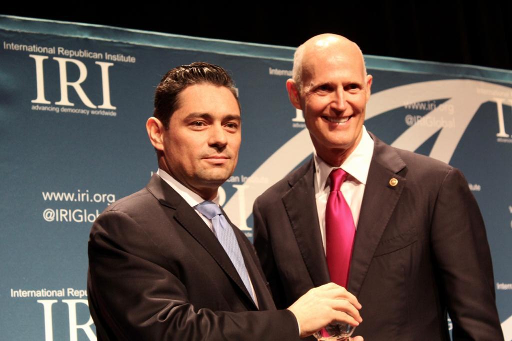 Carlos Vecchio recibe Premio a la Libertad en nombre de millones de venezolanos que luchan por la democracia