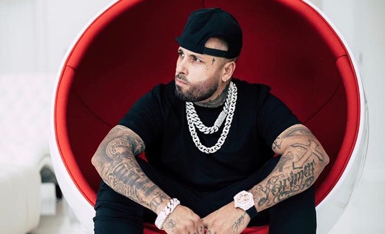 Nicky Jam se une a la moda de los hombres con las uñas pintadas