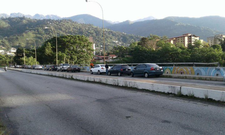 Merideños sufren las de caín para llenar el tanque de gasolina #15May