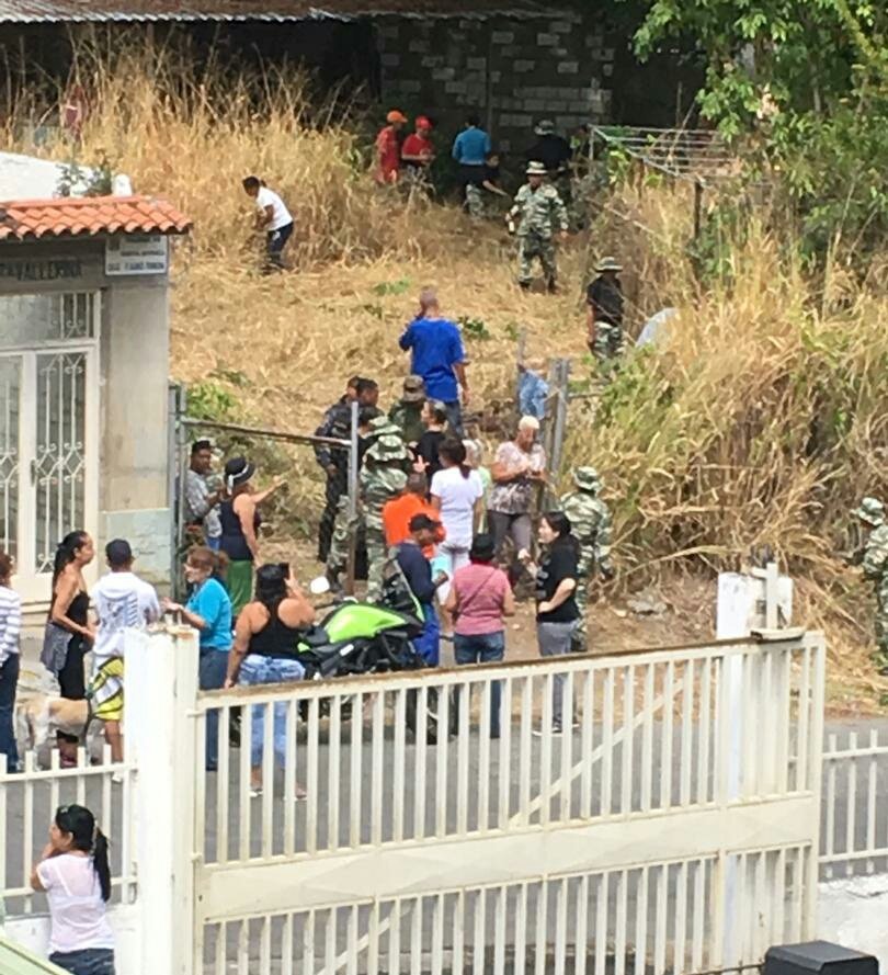 Milicianos invaden terreno en Santa Mónica mientras vecinos protestan para impedirlo (VIDEO)