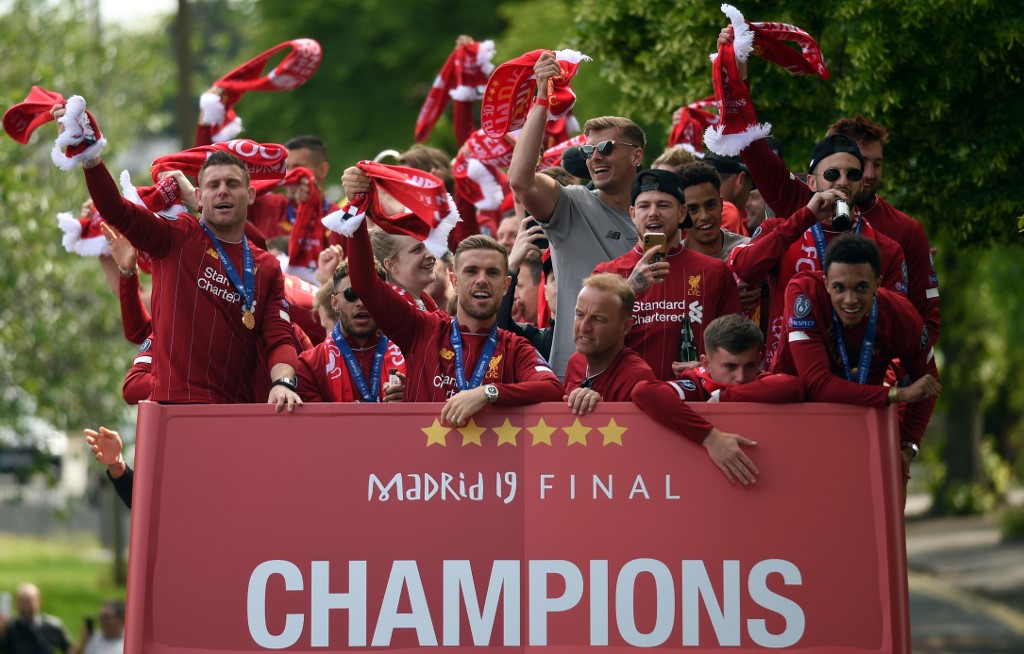 Los “reds” se dan un baño de multitudes por las calles de Liverpool