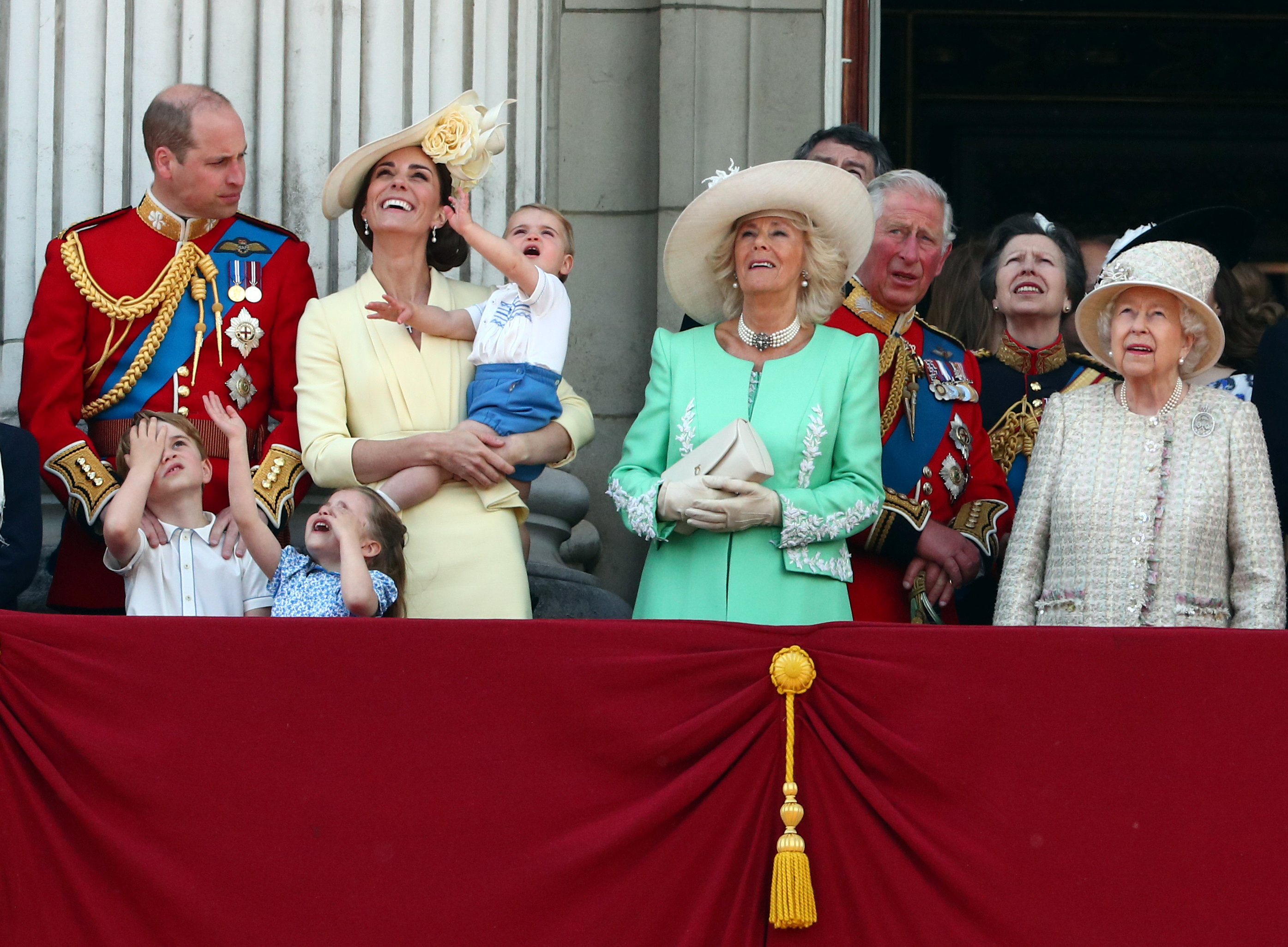 Louis de Cambridge triunfa en su debut en el “Trooping the colour” (Fotos)