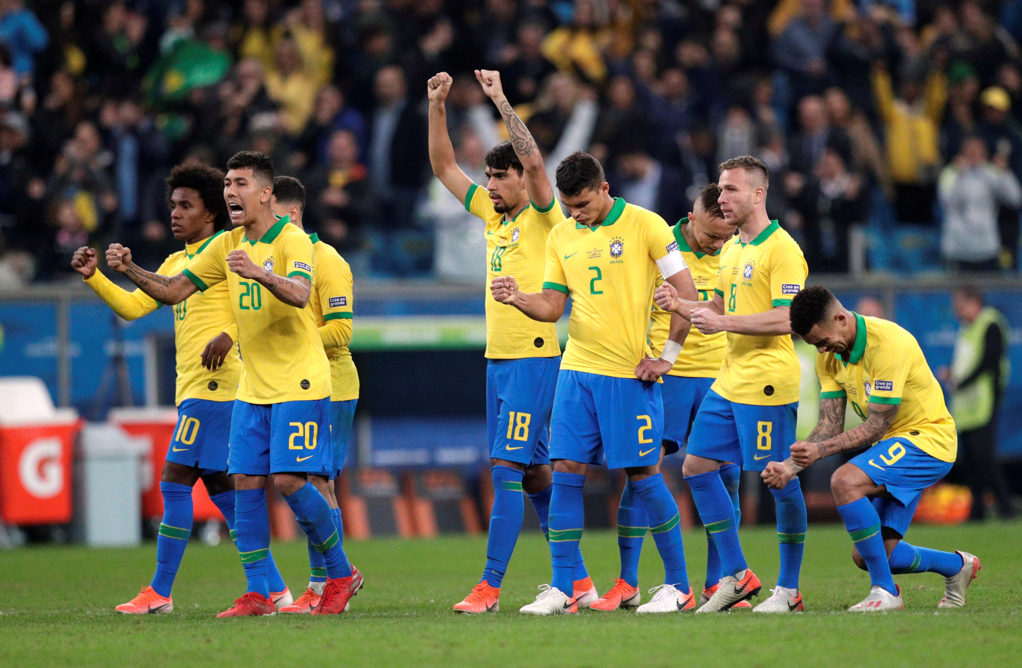 Brasil sudó la gota gorda ante Paraguay para meterse en semifinales