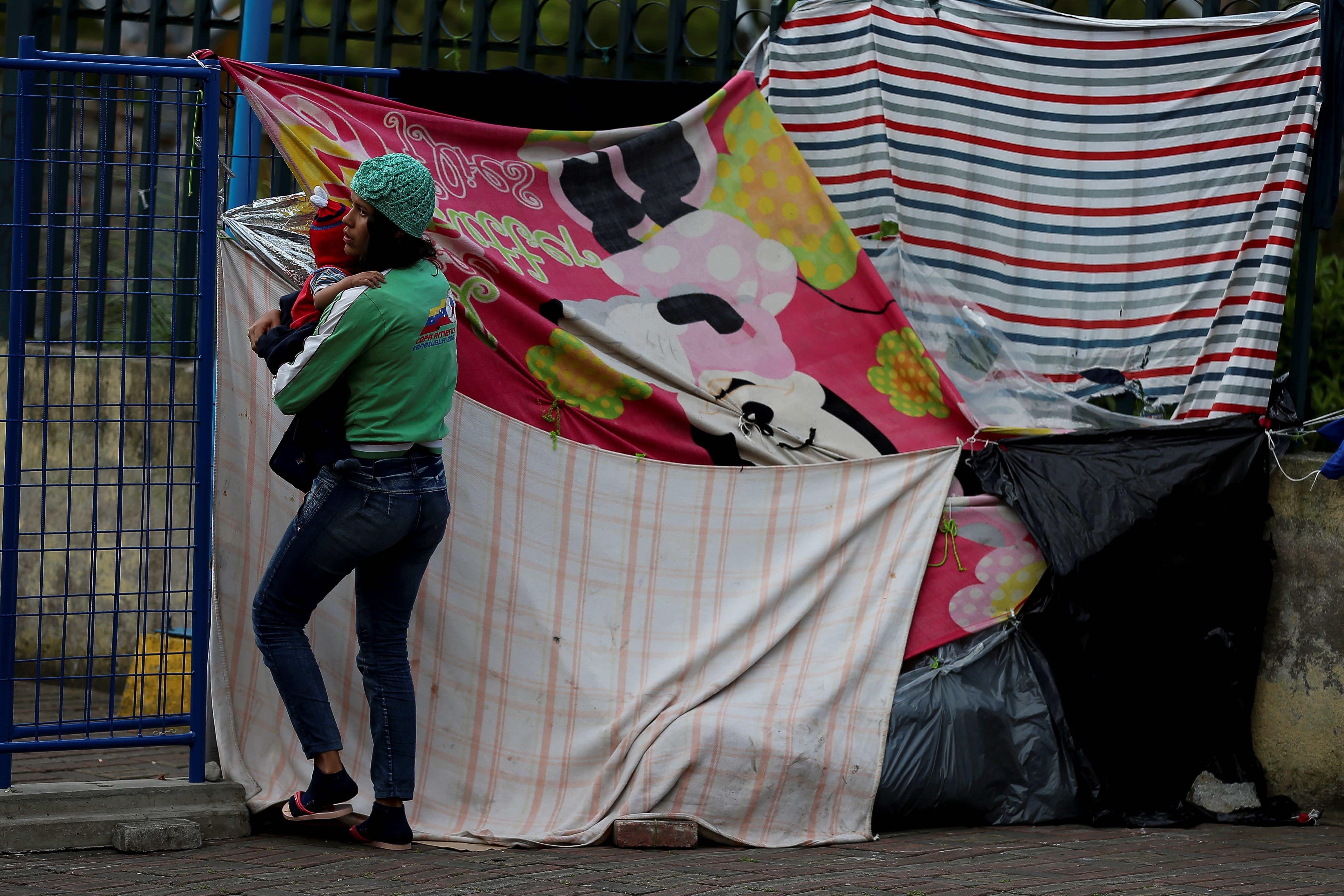 Aumenta el flujo de venezolanos en frontera de Ecuador ante pedido de visado