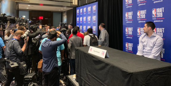 La FOTO viral: Zion Williamson se roba la atención de los medios y deja en ridículo al mejor jugador joven de Europa