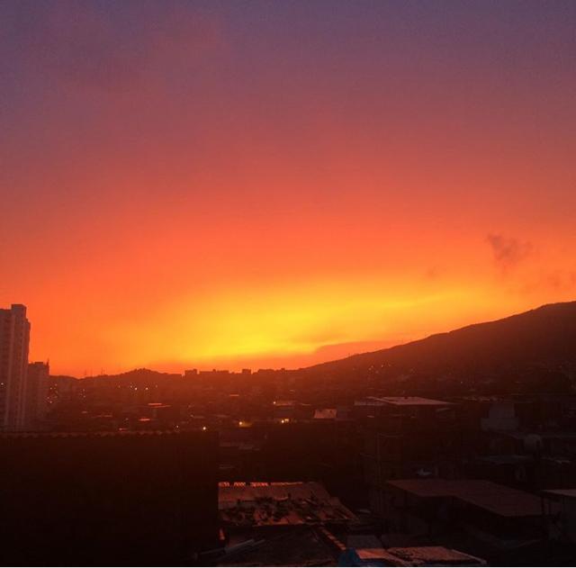 LA FOTO: El atardecer caraqueño después de un día de lluvia