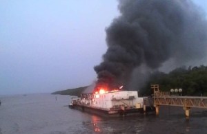 Incendio arrasa con una gabarra de Petrowarao, filial de Pdvsa en Delta Amacuro (VIDEO)