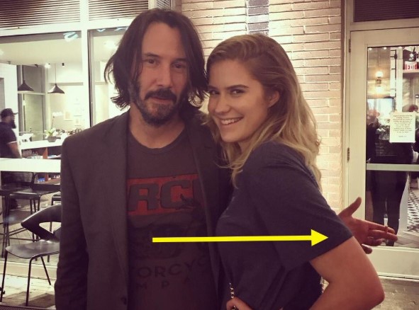 El peculiar protocolo de Keanu Reeves con las mujeres que le piden fotos