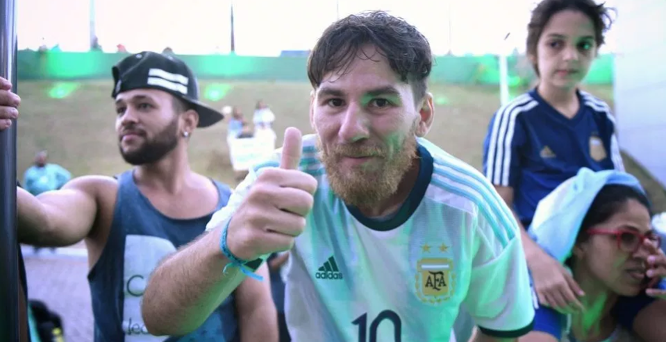 Conoce al DOBLE de Messi que vendió sus pertenecías por conocer a su ídolo (VIDEO)