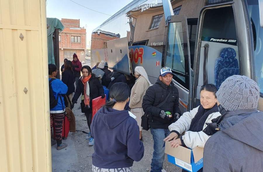 Llegan a Santiago 140 venezolanos que estaban varados en la frontera con Perú