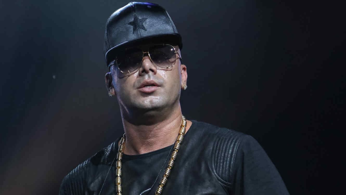 VIDEO: Wisin sufrió aparatosa caída en su concierto y terminó en el hospital