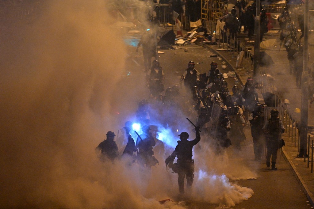 La policía de Hong Kong retomó el control del parlamento