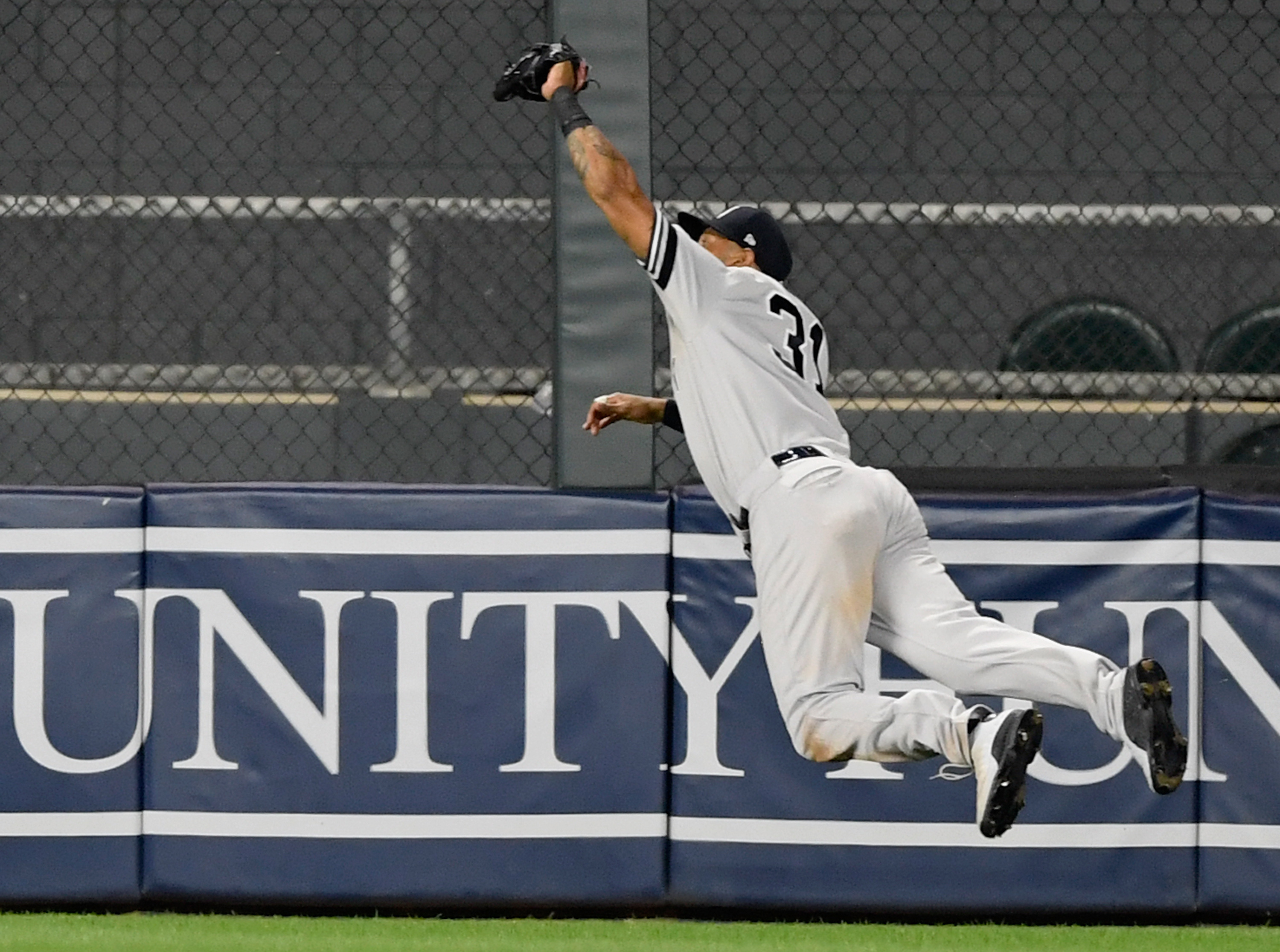 Aaron Hicks se lució con la atrapada del año en la victoria de los Yankees (VIDEO)