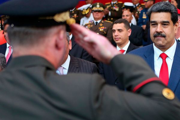 Asfixia, descargas y palizas… el plan terror de Nicolás Maduro contra los militares