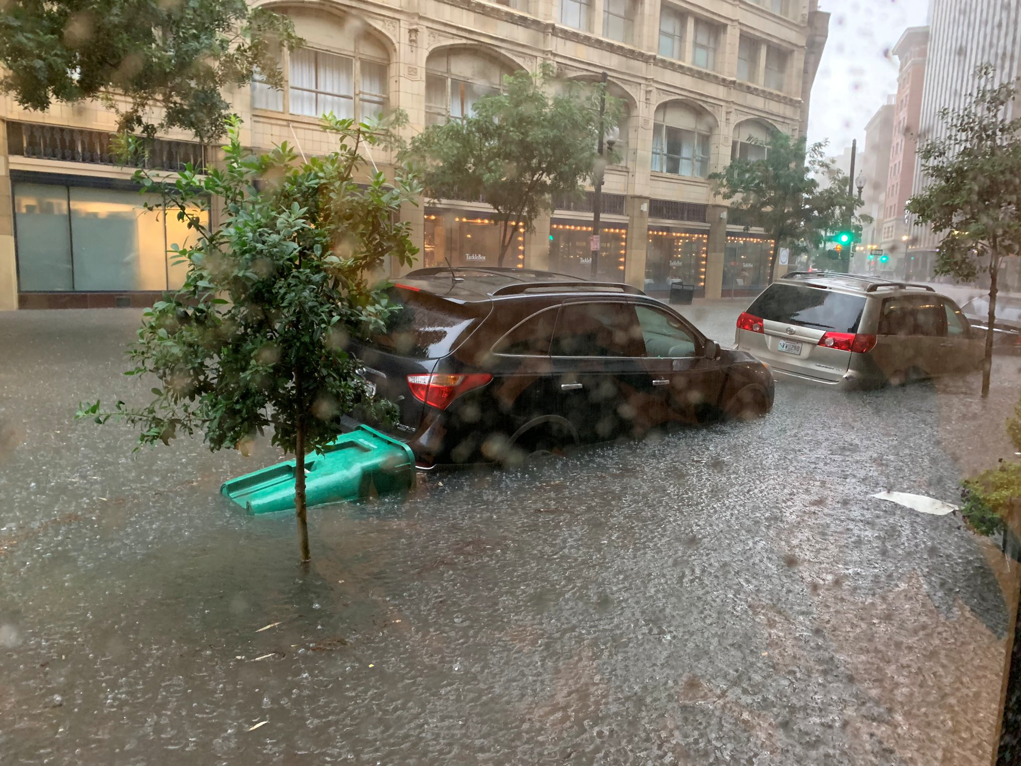 Tormenta Barry cierra refinerías en costa EEUU