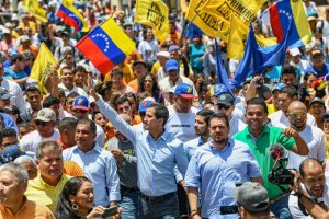 “Estamos enamorados de este país y lo vamos a rescatar”, asegura Guaidó (FOTOS)