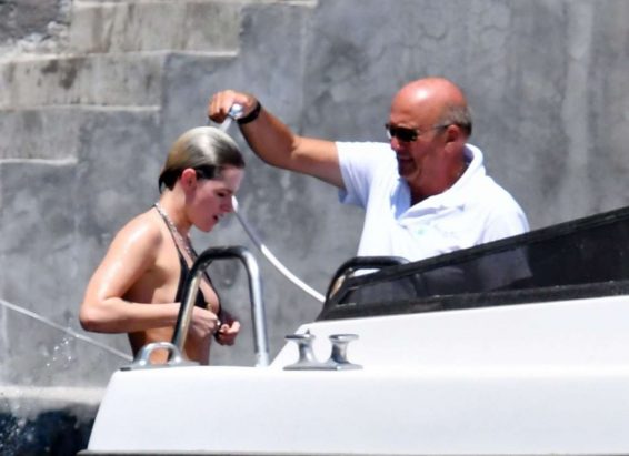 ¿Qué es lo mejor que verás hoy? Kristen Stewart tomando sol y mostrando las “queteconté” (VIDEO)