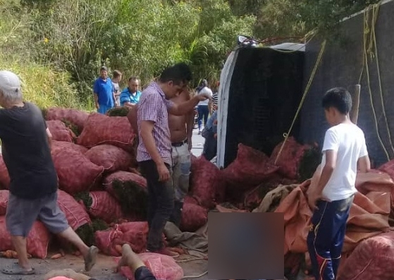 Un muerto y 12 heridos tras volcarse un camión en Mérida