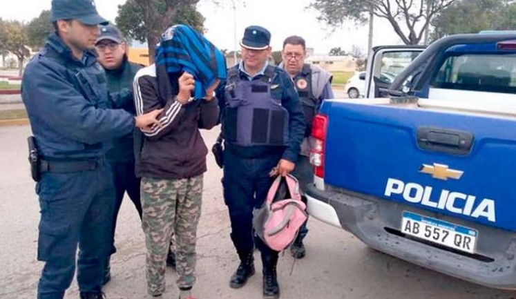 Lo detuvieron por mostrar sus genitales a metros de un colegio y acosar a menores