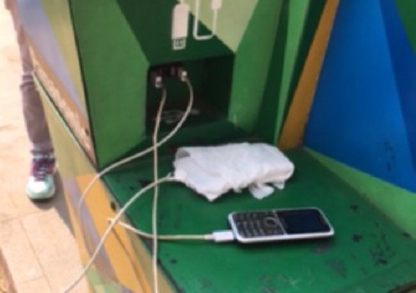 Disponen paneles solares para cargar celulares en Chacao #23Jul (fotos)