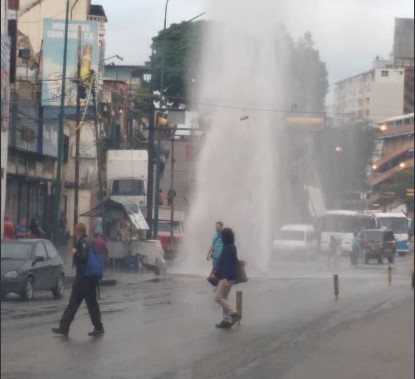 El INCREÍBLE bote de agua en Petare que deja en evidencia el mal trabajo de Hidrocapital #25Jul