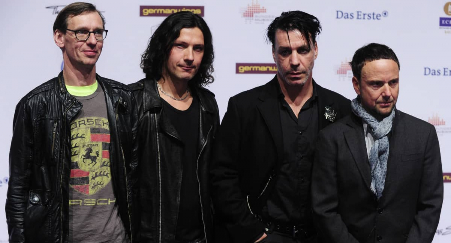 Integrantes de Rammstein se besan frente a miles, para protestar contra políticas antigay de Rusia (+Video)