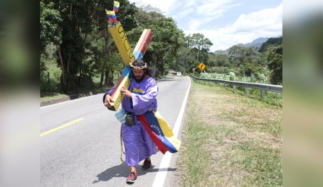 Este venezolano, solo y a pie, arrastra la cruz de la esperanza (Video)