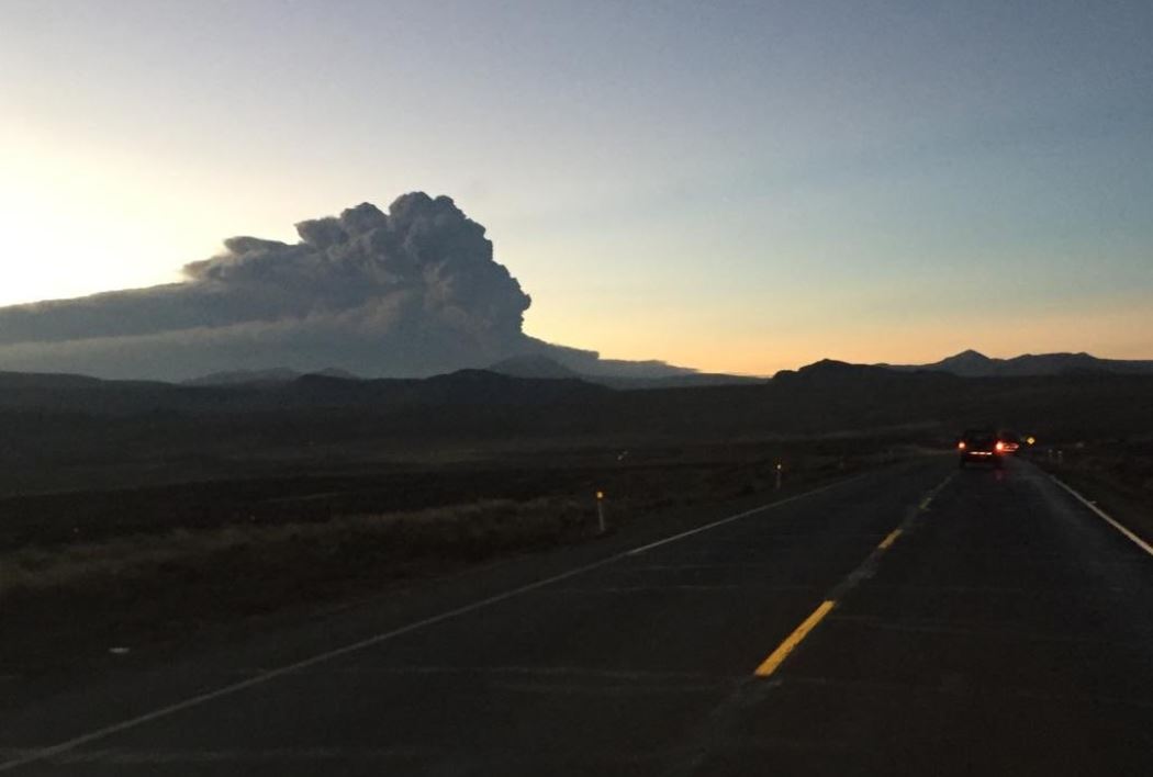 Evacúan a pobladores por lluvia de cenizas del volcán peruano Ubinas (Fotos)