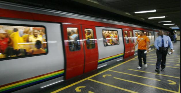 ¡Sin guantes, ni herramientas! Así trabajan los Obreros del Metro de Caracas (Video)