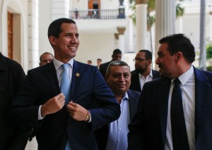 Guaidó sobre sanciones: Va contra quienes se enriquecen a costillas del hambre