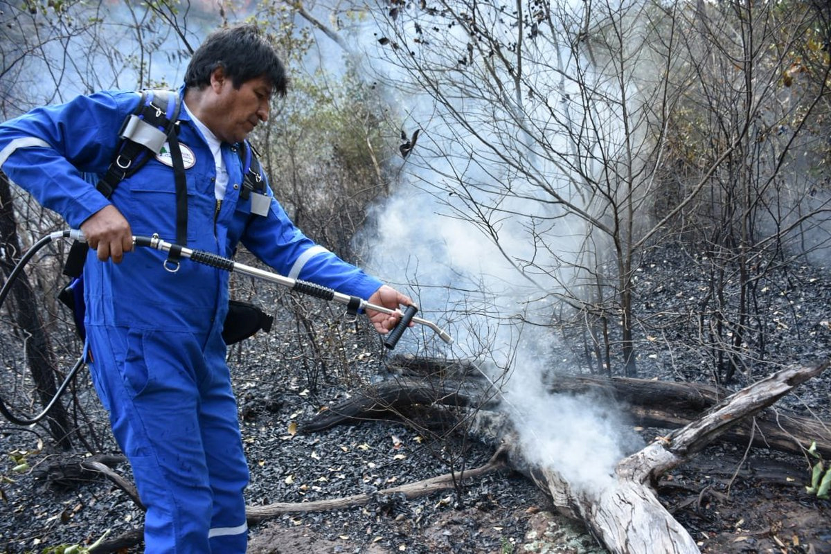 ¡Polémica en Bolivia! Evo Morales intentó aplacar los incendios en la Amazonía con… un chorrito (FOTOS)