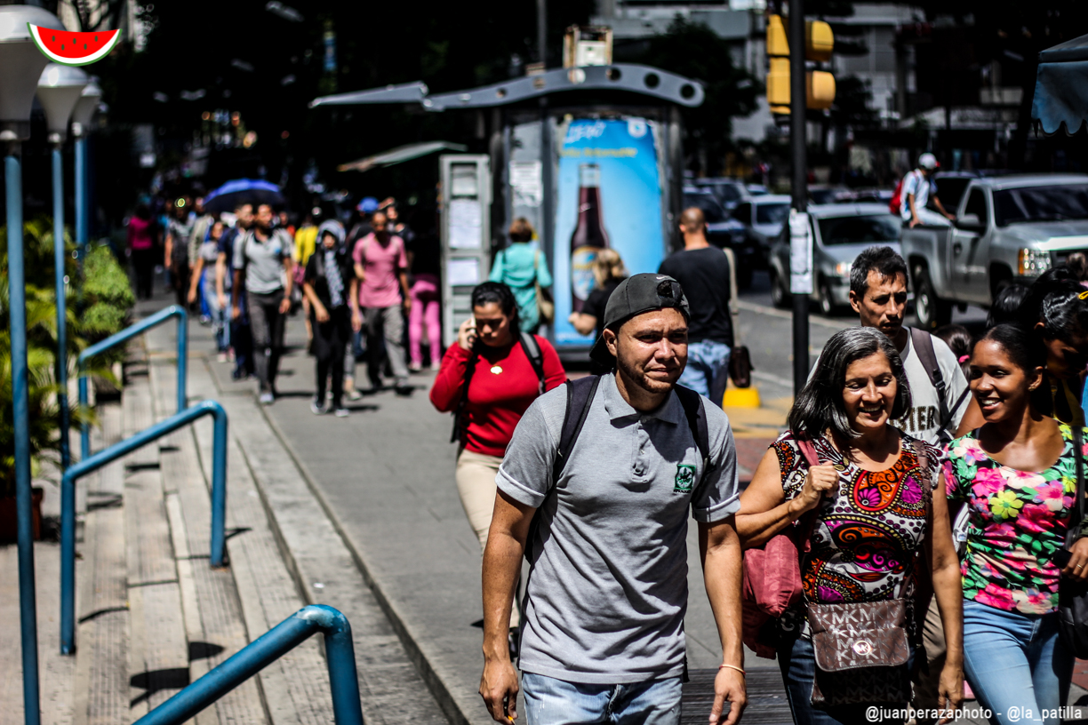 Largas caminatas, la única e indignante opción de los caraqueños en otro apagón masivo (VIDEOS)