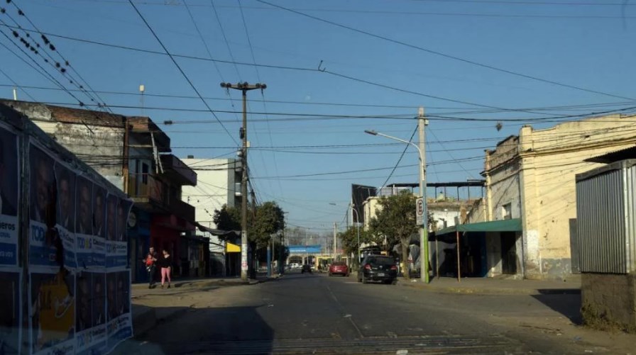 Motorizados intentaron robar un auto, el conductor los atropelló y a uno tuvieron que amputarlo