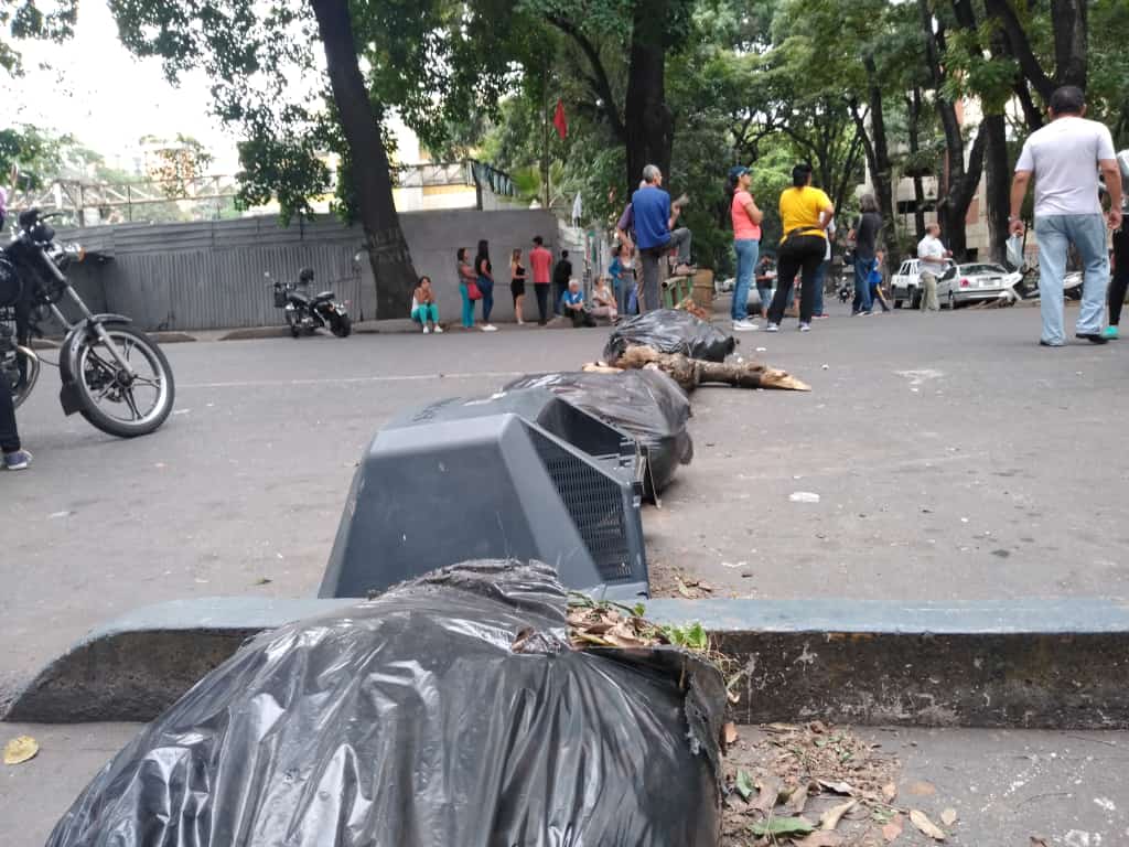 Vecinos de El Paraíso protestan tras más de 24 horas sin luz ni agua #6Ago (Fotos)