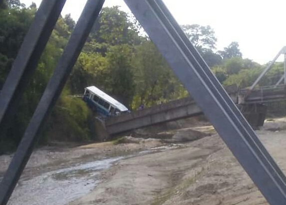 Al menos 20 lesionados dejó el aparatoso accidente de un autobús en El Vigía (FOTO)