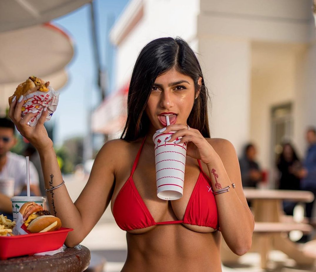 Mia Khalifa celebró sus 20 millones de seguidores casi desnuda (FOTO)