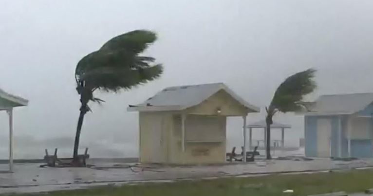 Viral: Ella quería “rezar” por las Bahamas pero una ventana la noqueó (VIDEO)