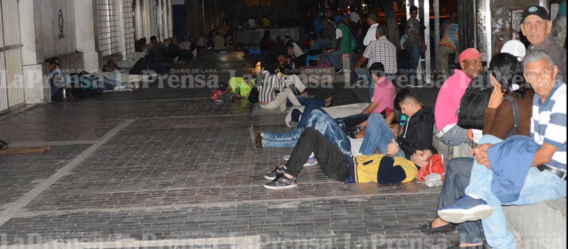 Guaros pasan la noche frente al Saime para tramitar documentos