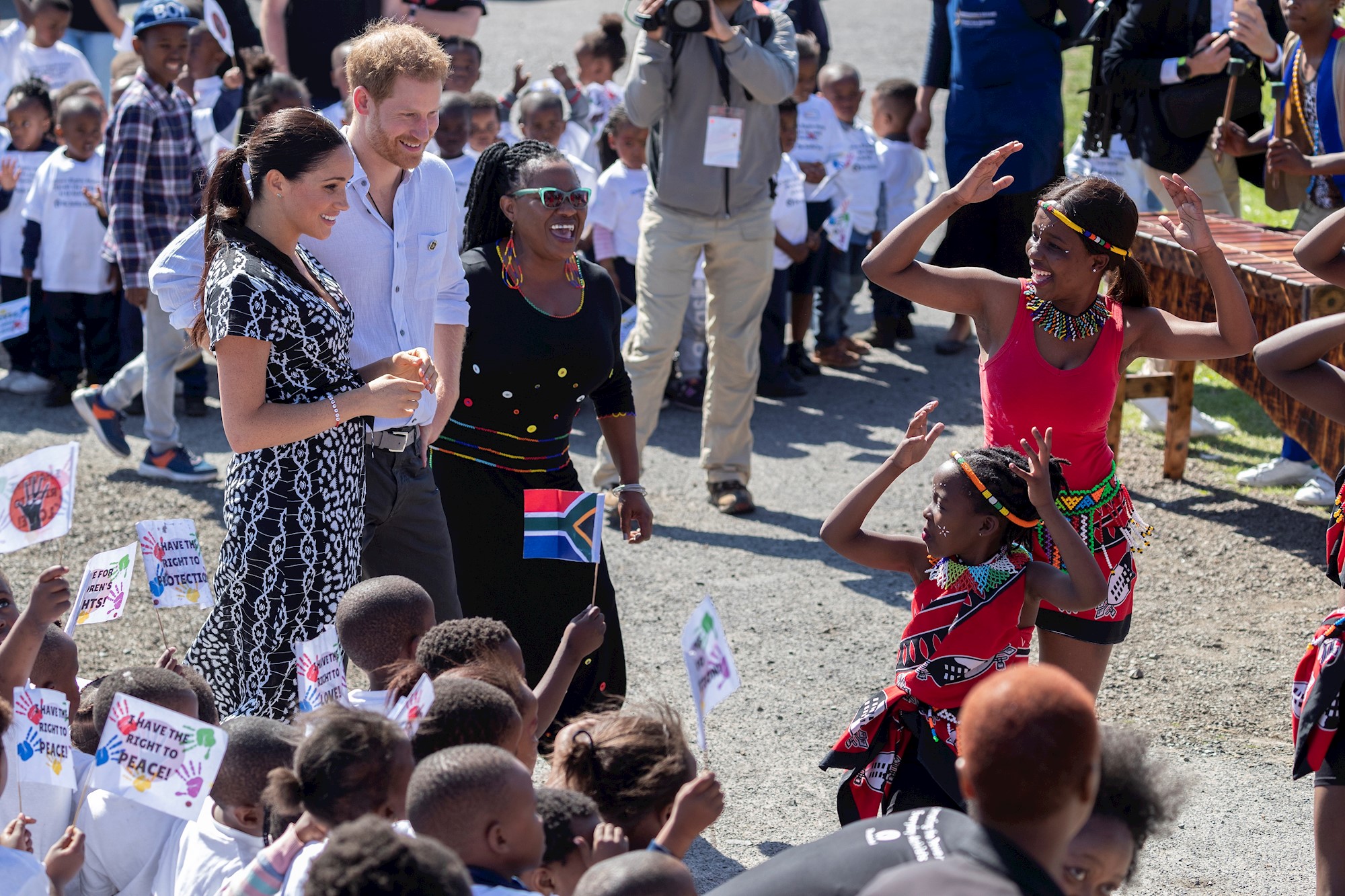 Los duques de Sussex inician en Sudáfrica su primer viaje oficial con su bebé