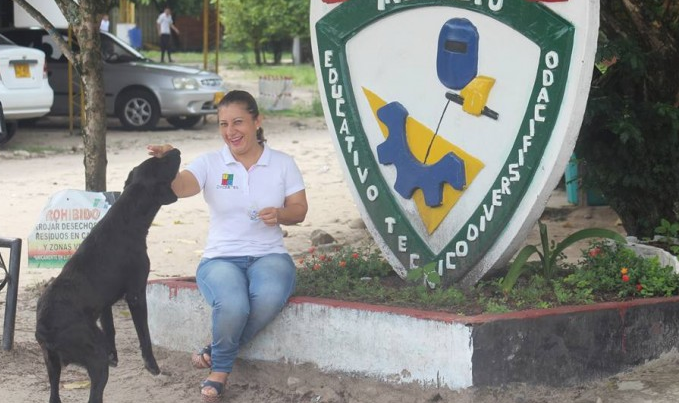 ¡Humanizado! Este perro compra un bizcocho todos los días y paga con una hoja (Fotos)