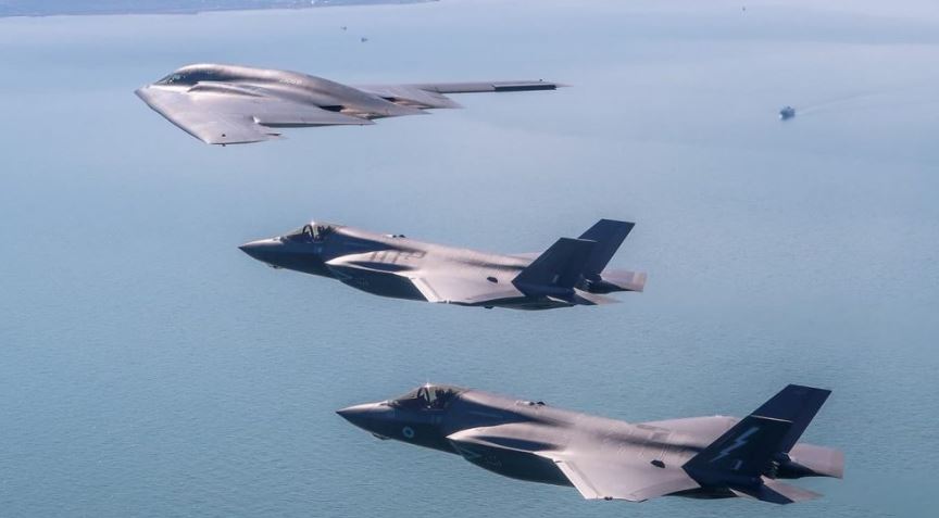 El ESPECTACULAR primer vuelo entre bombarderos B-2 Spirit y cazas F-35 de EEUU (VIDEO)