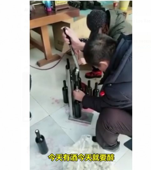 En video: Demuestran cómo los chinos “pinchan” algunas bebidas y productos