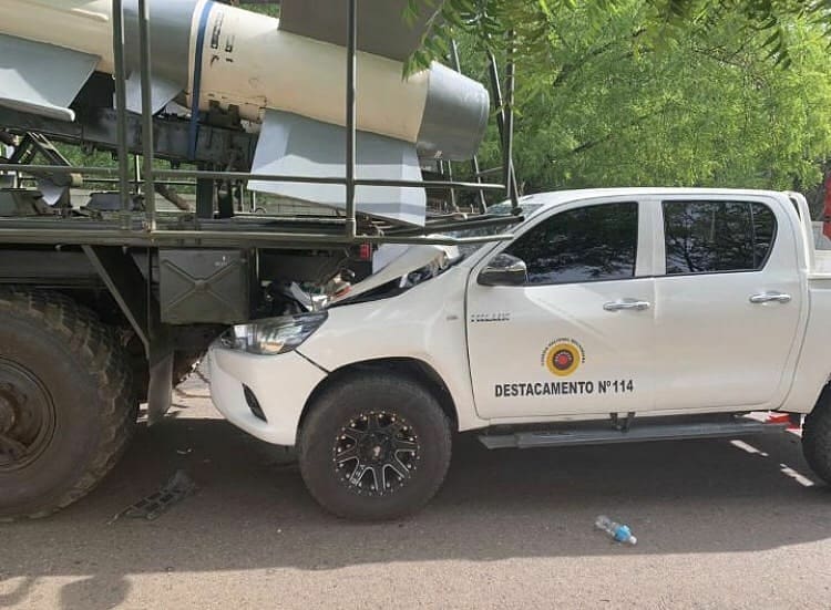 ¿Lo manejaba un ruso? Camión de misiles antiaéreo acabó con esta camioneta del Ejército (FOTO)