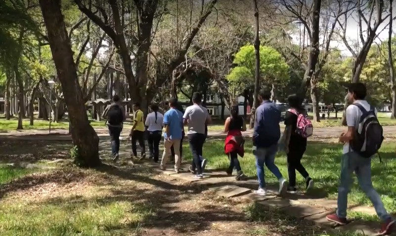 La encrucijada de decidir entre estudiar o comer en Venezuela (Video)